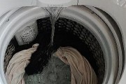 洗衣机脱水缸漏水解决方法（如何处理洗衣机脱水缸漏水问题）