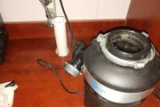 如何修理净水器面板下面的漏水问题（解决净水器漏水的简易方法）
