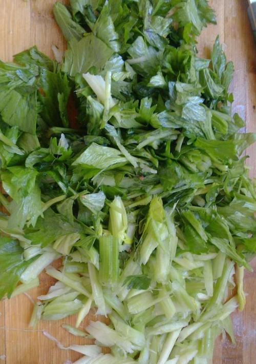 芹菜叶子的美味烹饪法（简单又美味）