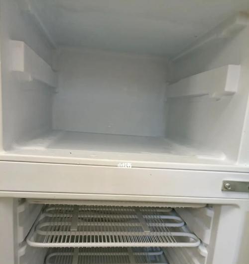 如何清洗冰箱排水孔（轻松解决冰箱排水问题）