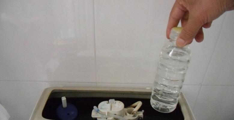 如何解决抽水马桶水箱一直流水问题（消除抽水马桶水箱不停流水的小技巧）