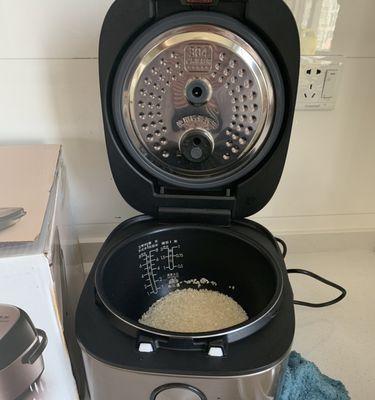 揭秘美的电饭煲易烧坏的原因（探究美的电饭煲易烧坏的隐患及解决之道）