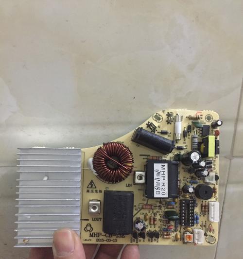 电磁炉显示器不亮的原因及解决办法（电磁炉显示器黑屏可能由哪些问题引起）
