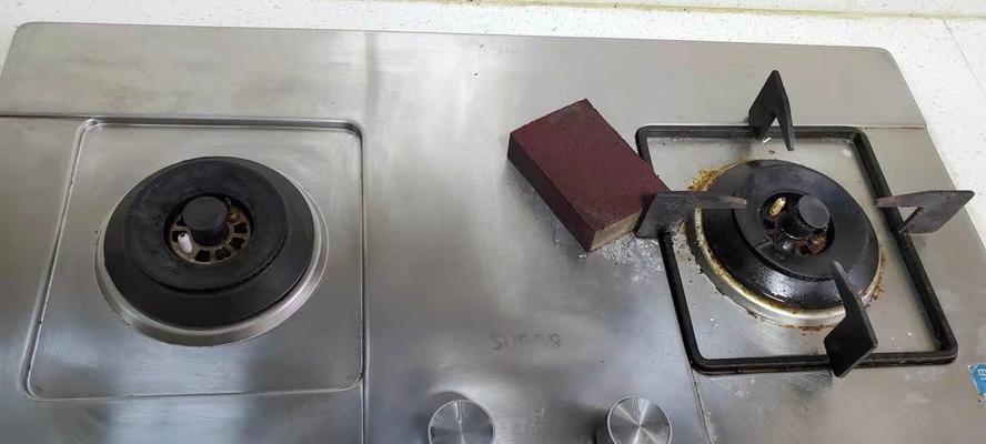 如何清洁燃气灶下的油渍（简单有效的清洁方法）