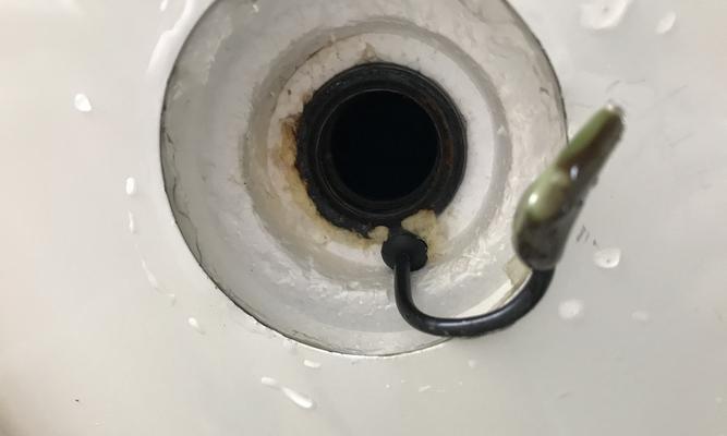 热水器侧边排污口清洗方法（轻松学会热水器侧边排污口清洗）