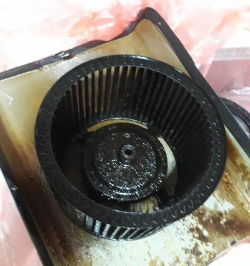 拆开清洗抽油烟机，让它焕然一新（轻松拆解与清洗）