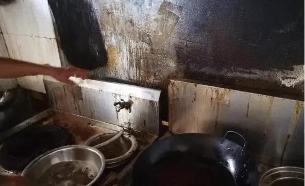 拆开清洗抽油烟机，让它焕然一新（轻松拆解与清洗）