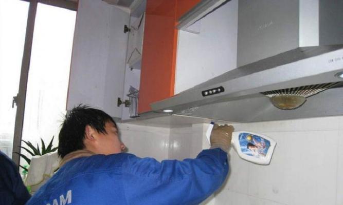 家用油烟机清洗技巧（轻松清除顽固油垢）