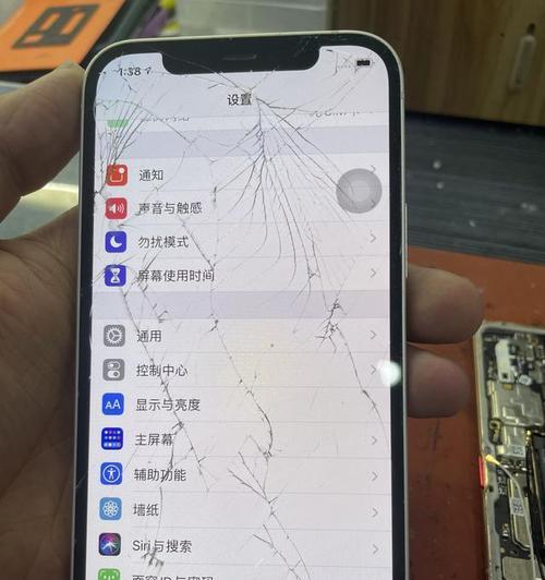 iPhone手机屏幕坏了怎么办？官方维修费用是多少？