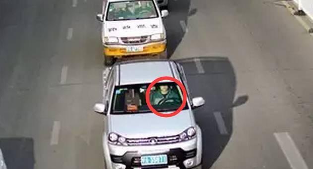 手机摄像头连接的黄条是什么？出现黄条的原因是什么？