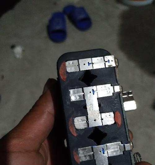 车载充电器拆卸困难怎么办？正确步骤是什么？