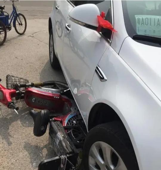 电瓶车与汽车发生碰撞如何赔偿？