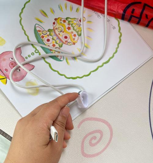 车载充电器数据线为何会发光？是正常现象吗？