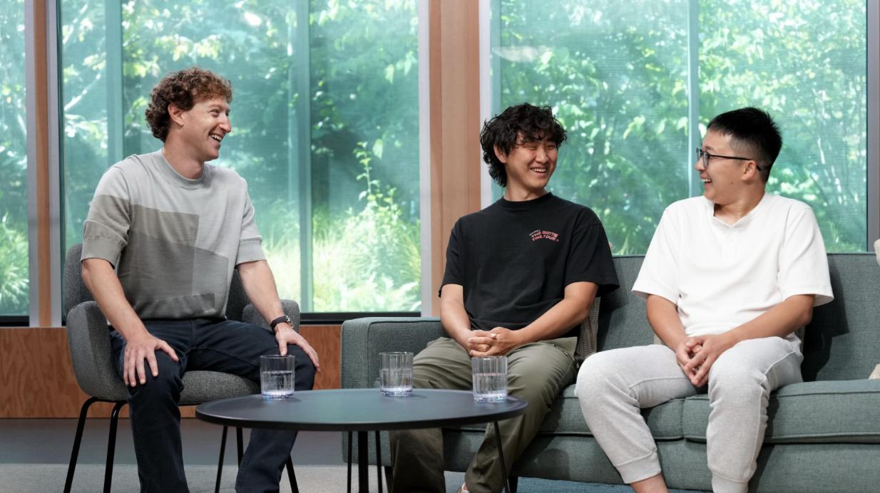 WAIC2025 开幕，规模创历届之最；宇树发布第三款人形机器人；上海警方通报饿了么原 CEO 受贿案｜极客早知道